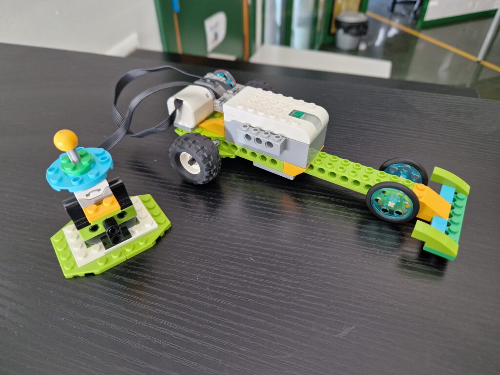 Coche construido con LEGO WeDo durante una actividad de Prerob&oacute;tica