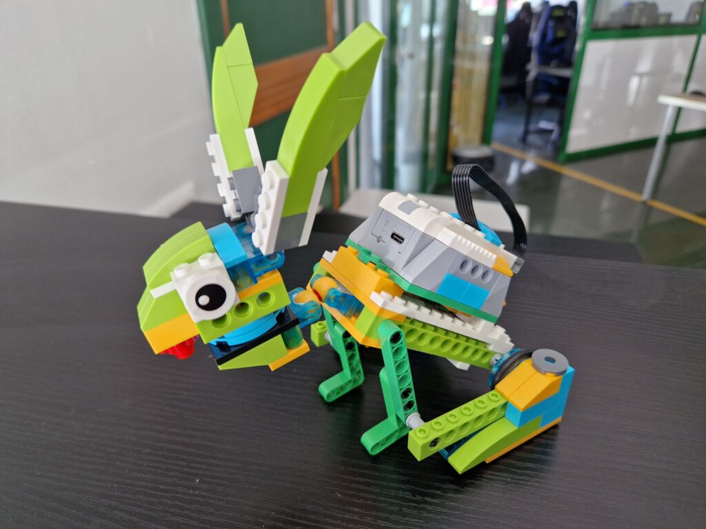 Construcci&oacute;n de un conejo con LEGO WeDo utilizada en Prerob&oacute;tica