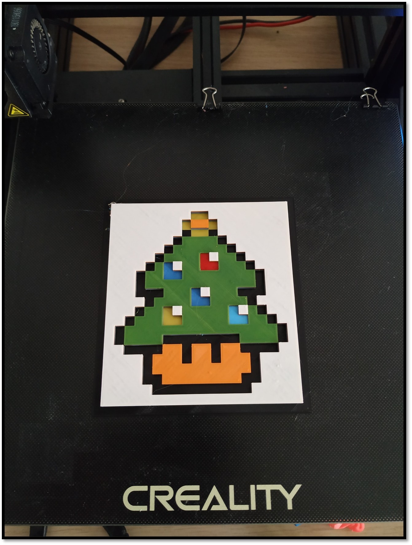Creality Ender 3 imprimiendo una pieza de varios colores